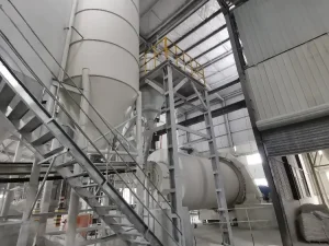 Caso di studio del cliente: linea di produzione di mulino a sfere per polvere di quarzo e classificatore ad aria Il nostro cliente, con sede ad Anhui, in Cina, è un noto produttore di polvere di quarzo. Per soddisfare l'elevata domanda ed espandere la propria attività, ha deciso di investire in attrezzature per la lavorazione della polvere di quarzo. Dopo un'attenta ricerca e valutazione, ha scelto la nostra azienda come partner di fiducia per questo progetto. La linea di produzione comprende un mulino a sfere e un classificatore ad aria. Questi lavorano insieme per creare la giusta granulometria e distribuzione delle particelle nel prodotto finale. Le pietre di quarzo vengono inizialmente frantumate utilizzando un frantoio primario e poi inviate al mulino a sfere per un'ulteriore macinazione. Il classificatore ad aria separa la polvere di quarzo macinata. Invia le particelle di grandi dimensioni al mulino a sfere per la macinazione successiva. Il prodotto finale, con la granulometria desiderata, viene raccolto nel collettore a ciclone. La nostra azienda ha fornito una soluzione personalizzata su misura per le esigenze specifiche del cliente. Il mulino a sfere e il classificatore ad aria utilizzano tecnologia avanzata e materiali di qualità. Questa progettazione garantisce un funzionamento efficiente e affidabile. La linea di produzione è completamente automatizzata, con un'interfaccia intuitiva per un facile controllo e monitoraggio. Il nostro team tecnico ha inoltre fornito assistenza per l'installazione e una formazione approfondita. Ciò ha garantito una transizione fluida e le migliori prestazioni. Utilizzando la nostra linea di produzione con mulino a sfere e classificatore ad aria, il nostro cliente ha ottenuto i seguenti vantaggi: 1. Aumento della capacità produttiva: la linea di produzione ha aiutato il cliente ad aumentare la produzione di polvere di quarzo, soddisfacendo così la crescente domanda del mercato. 2. Miglioramento della qualità del prodotto: il controllo preciso della granulometria e della distribuzione delle particelle ha portato a una polvere di quarzo uniforme e di alta qualità, soddisfacendo così le rigorose esigenze dei clienti. 3. Risparmio sui costi: l'automazione della linea di produzione ha ridotto i costi di manodopera e aumentato l'efficienza.